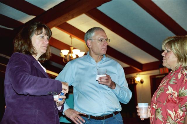 Jerry Huey and wife Barb talk with Lee Medor